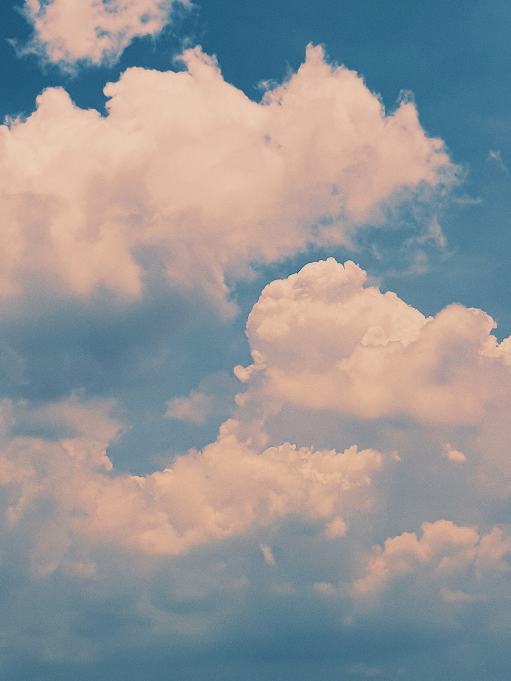 cielo nuvoloso bianco e blu durante il giorno