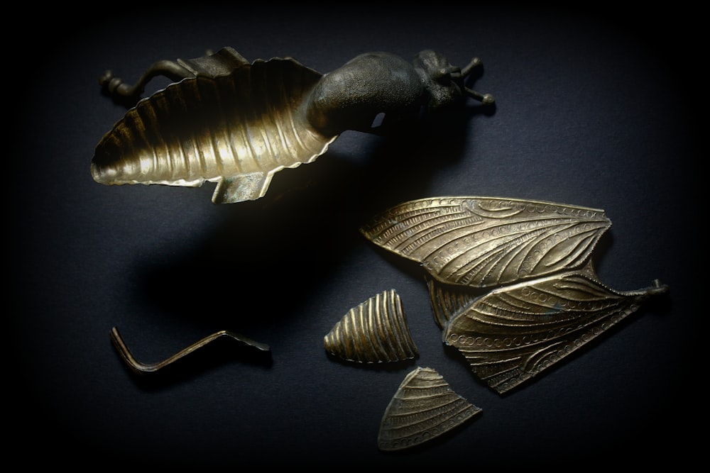 Decorazioni ali d'insetto d'oro
