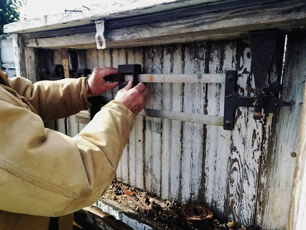 personne tenant un cadre en métal noir