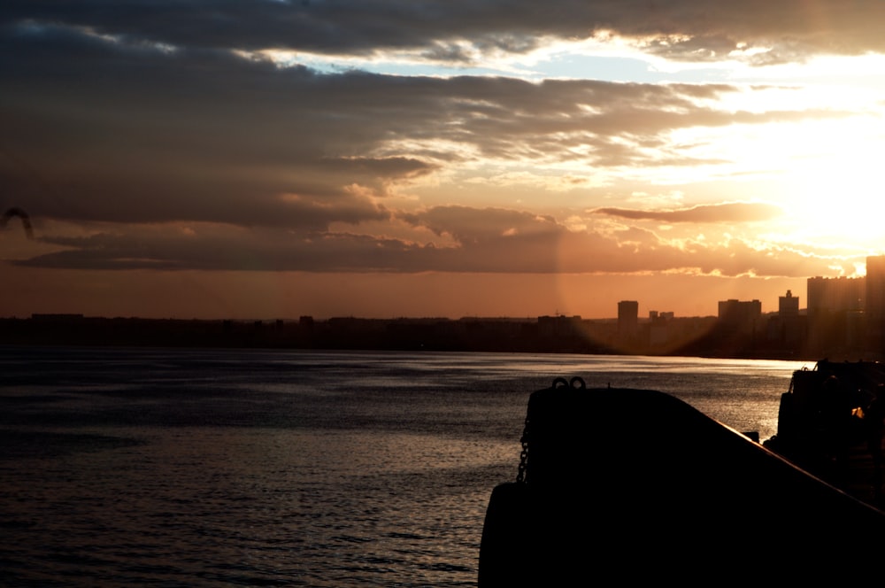 Le soleil se couche sur un plan d’eau