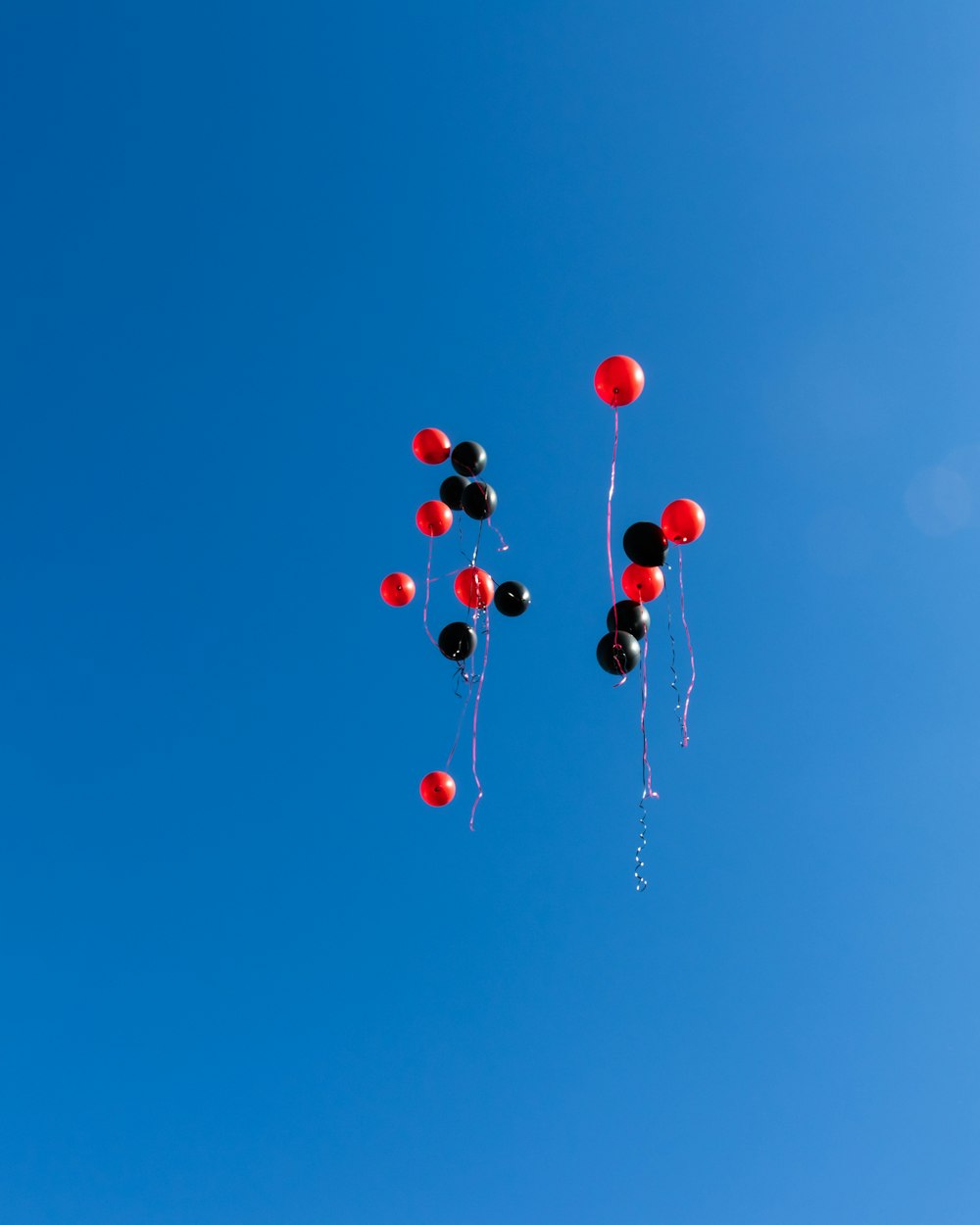 balões vermelhos e pretos