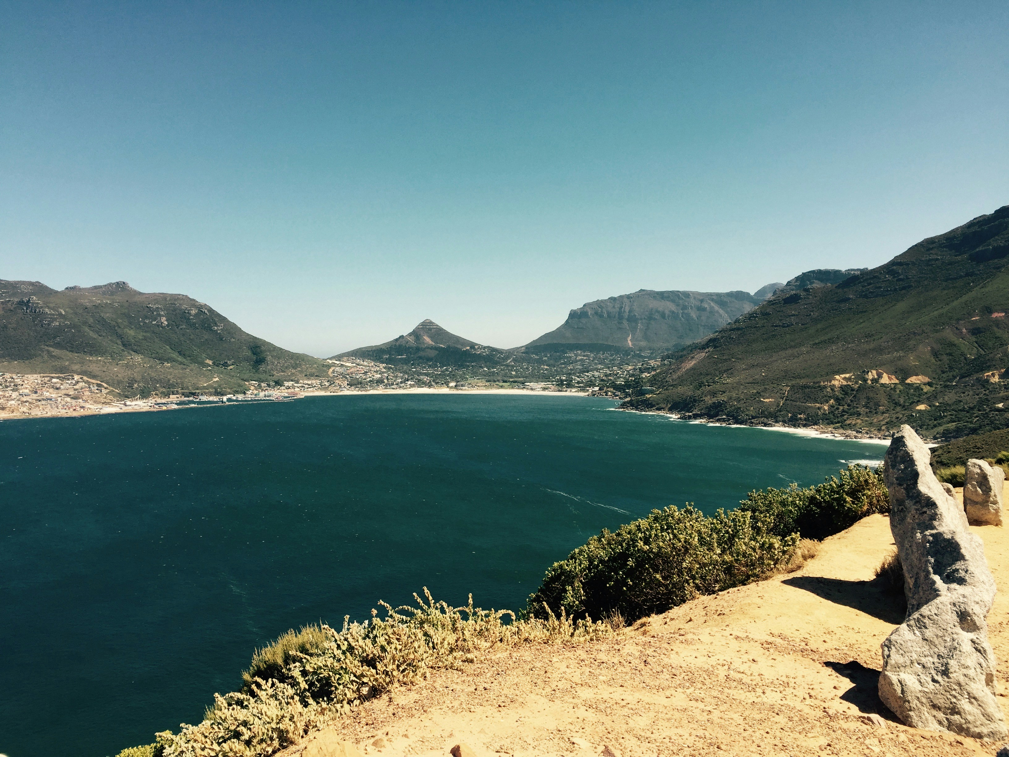 언덕으로 둘러싸인 잔잔한 수역