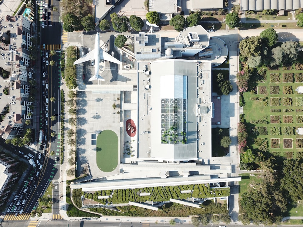 Vista aérea de prédio comercial com amplo estacionamento