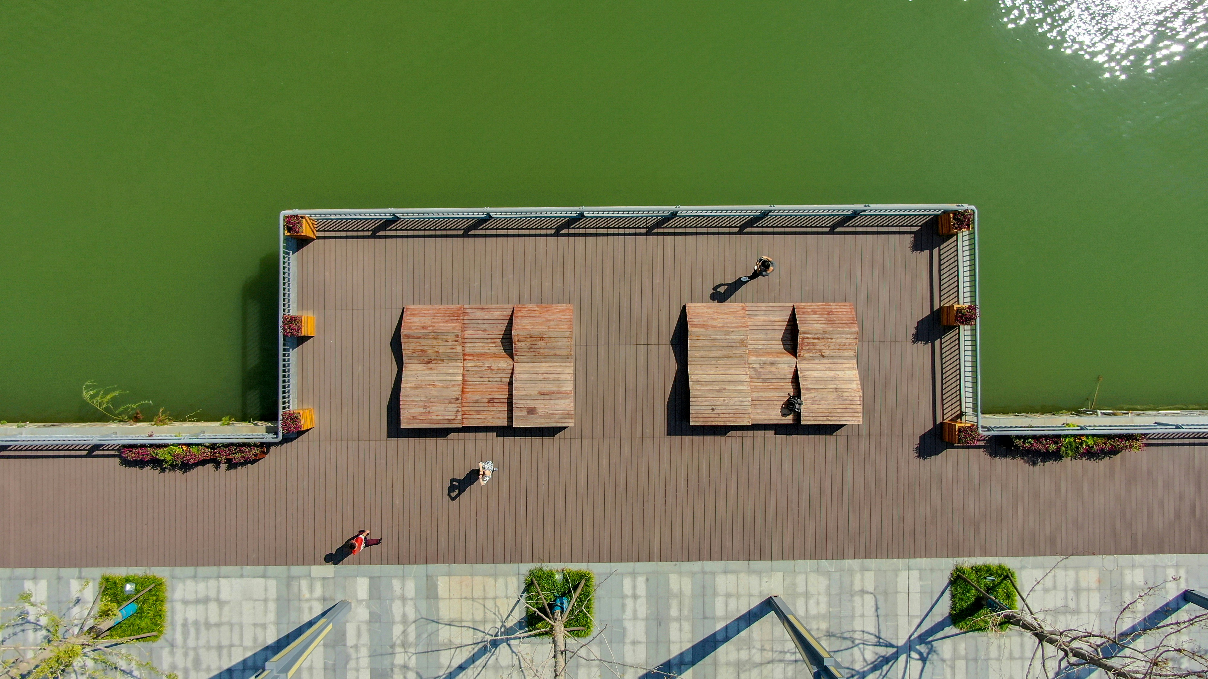 Wanddekor aus braunem und weißem Holz