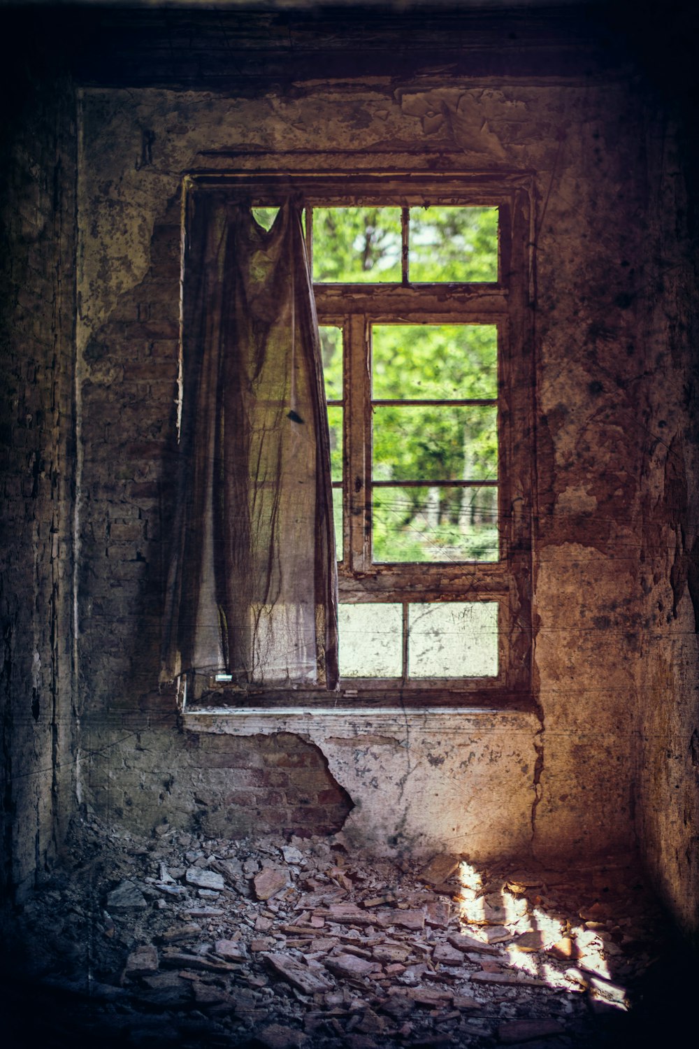 geschlossenes braunes Holzfenster