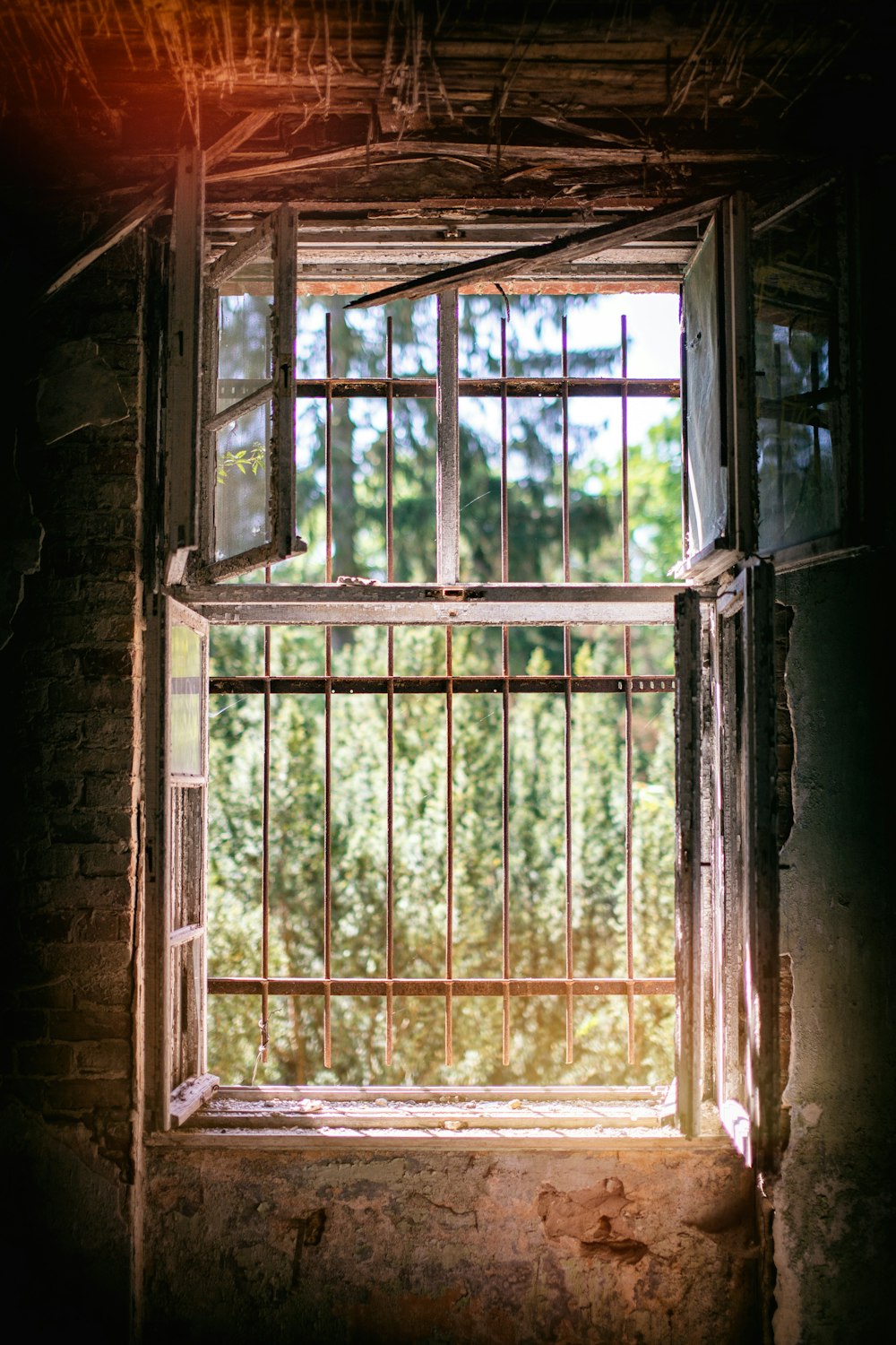 ventana de metal blanco