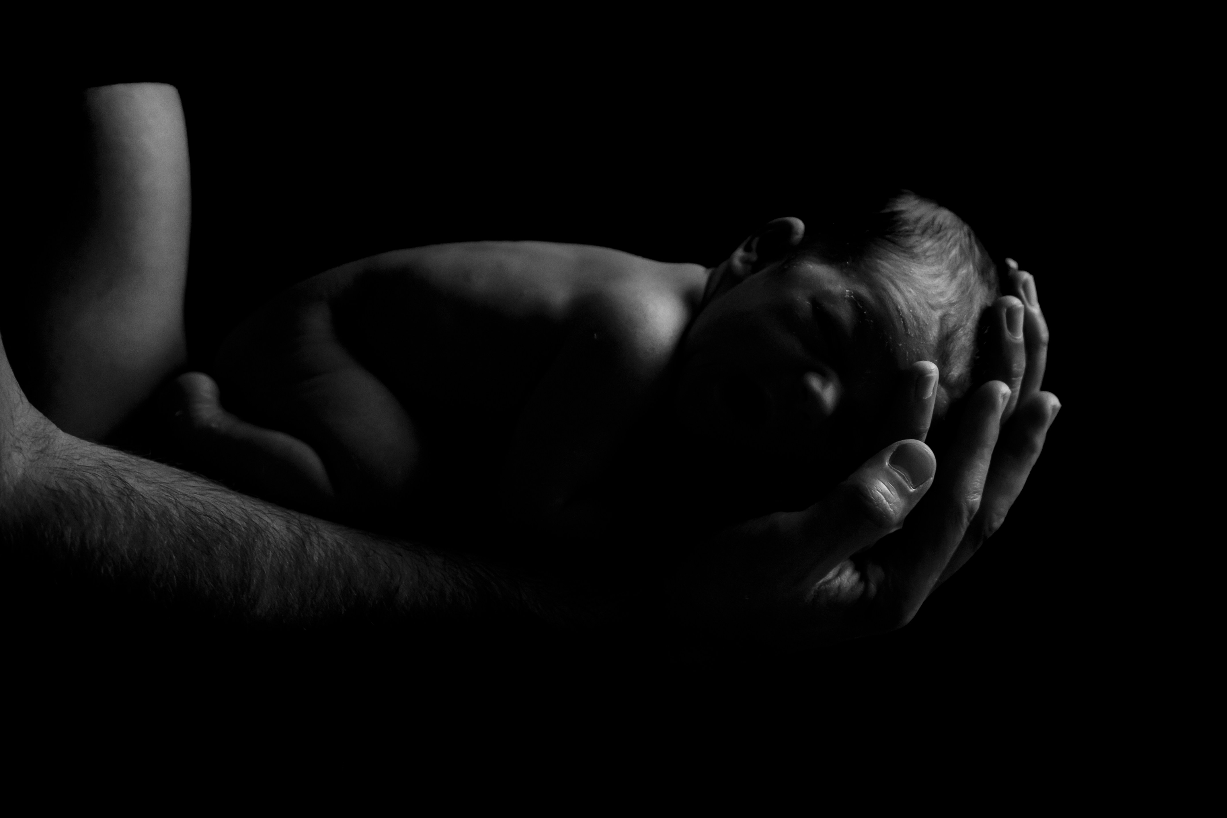 parturition accouchement naturel étapes biologiques physiques psychologiques bébé dans bras papa