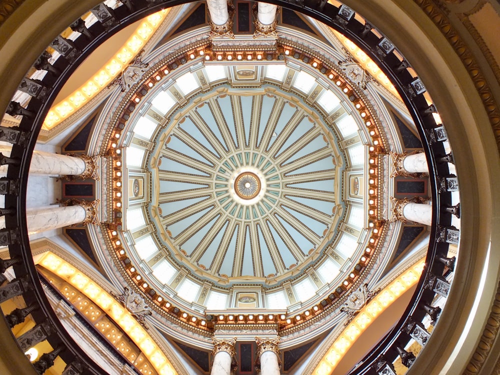 Blick aus dem niedrigen Winkel auf die gotische Innenarchitektur