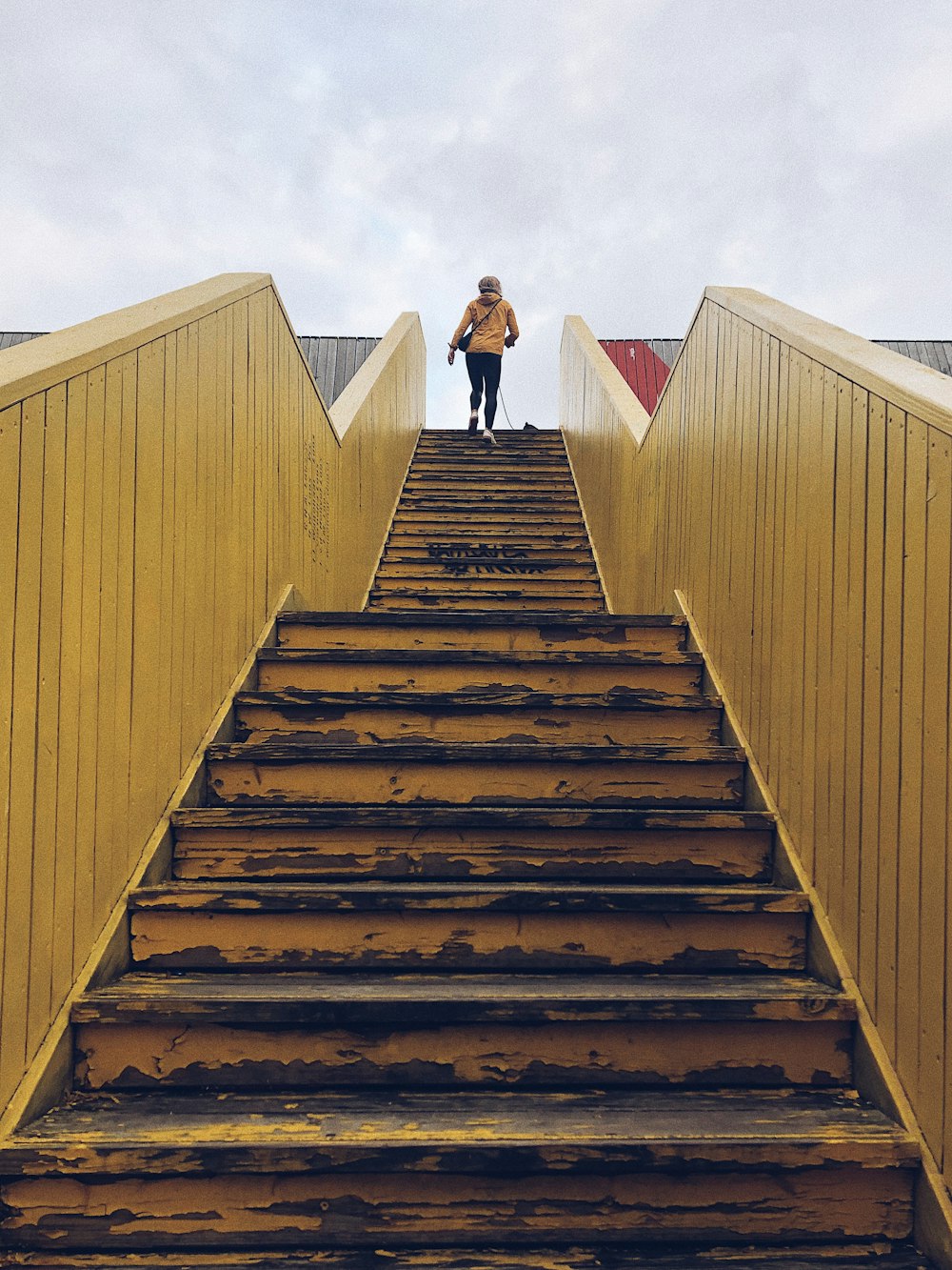 Mujer caminando en la escalera