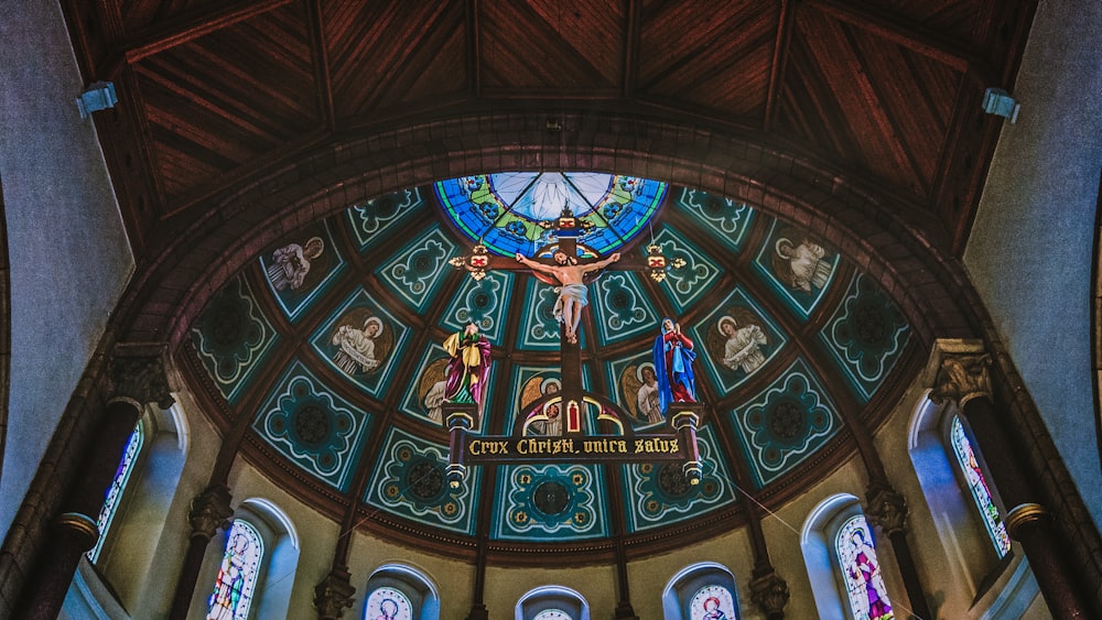 Das Innere einer Kirche mit Buntglasfenstern