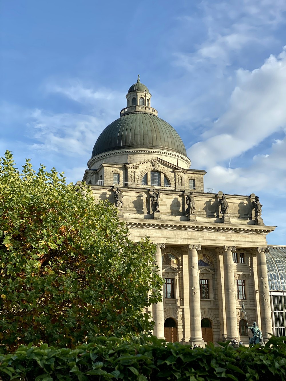 Edificio de cúpula marrón