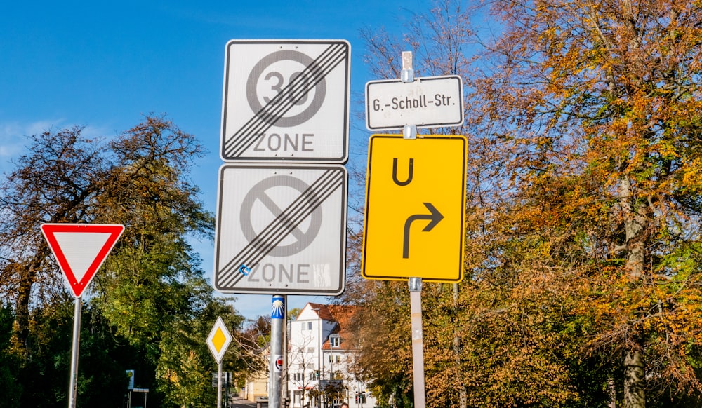 Señales de tráfico de zona y giro en U