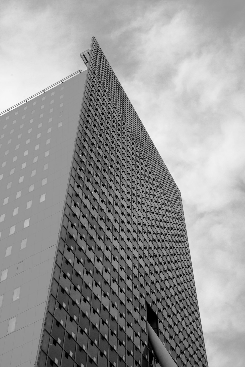 Foto en escala de grises de edificio de ángulo bajo