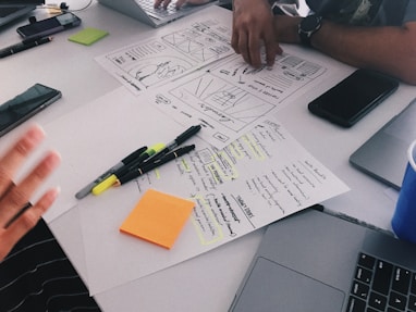 Persona analizando información para un proyecto de reforzamiento de sistema de gestion ISO 9001.