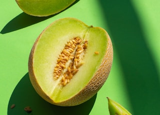 sliced kiwi fruit