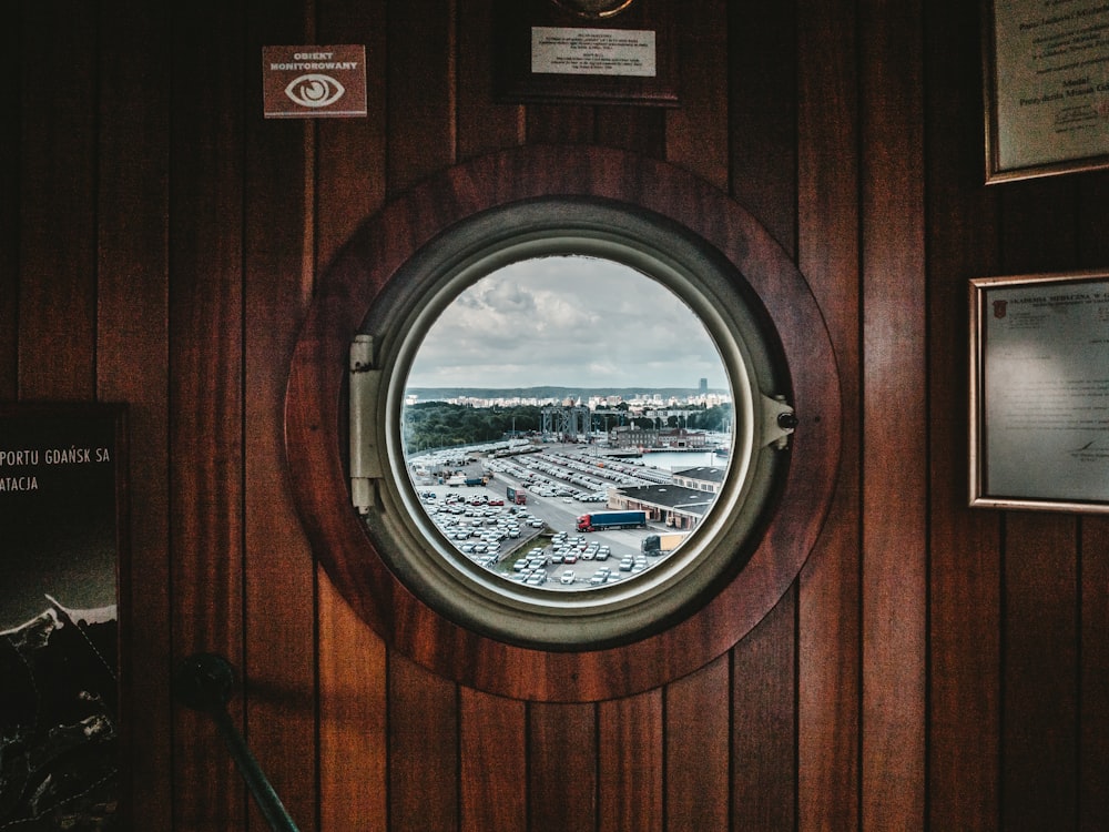 ventana redonda de madera marrón