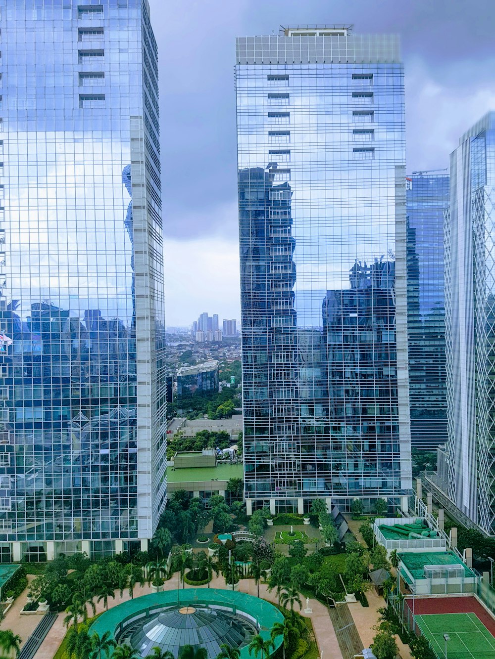 Fotografía aérea de la ciudad con edificios de gran altura bajo el cielo azul y blanco durante el día