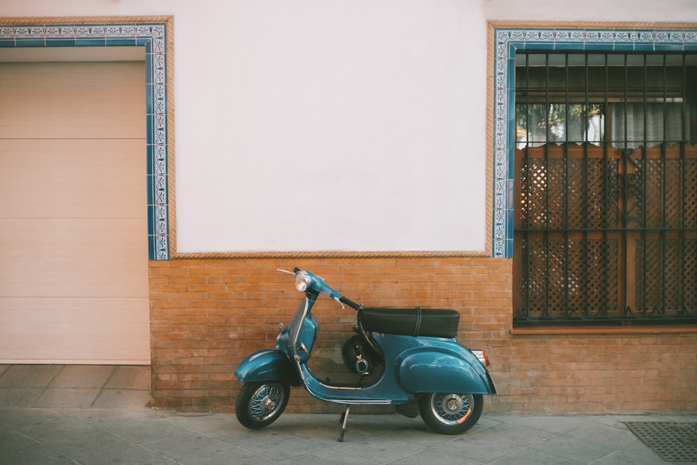 scooter azul estacionada