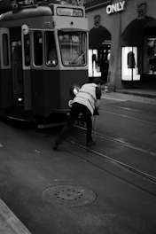 Technician in safety gear installing grounding systems along railway tracks in Baden-Württemberg.
