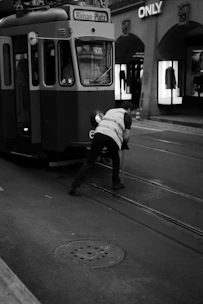Technician in safety gear installing grounding systems along railway tracks in Baden-Württemberg.