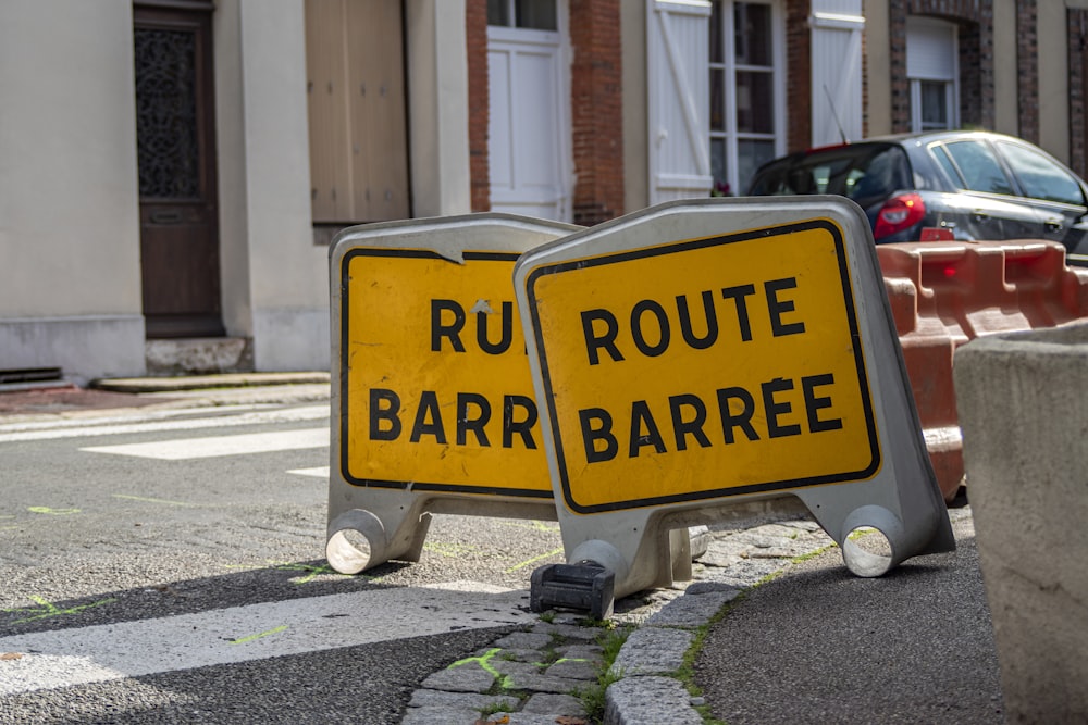 도로에 두 개의 경로 barree 표지판