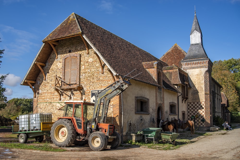 Machine orange près de la maison brune