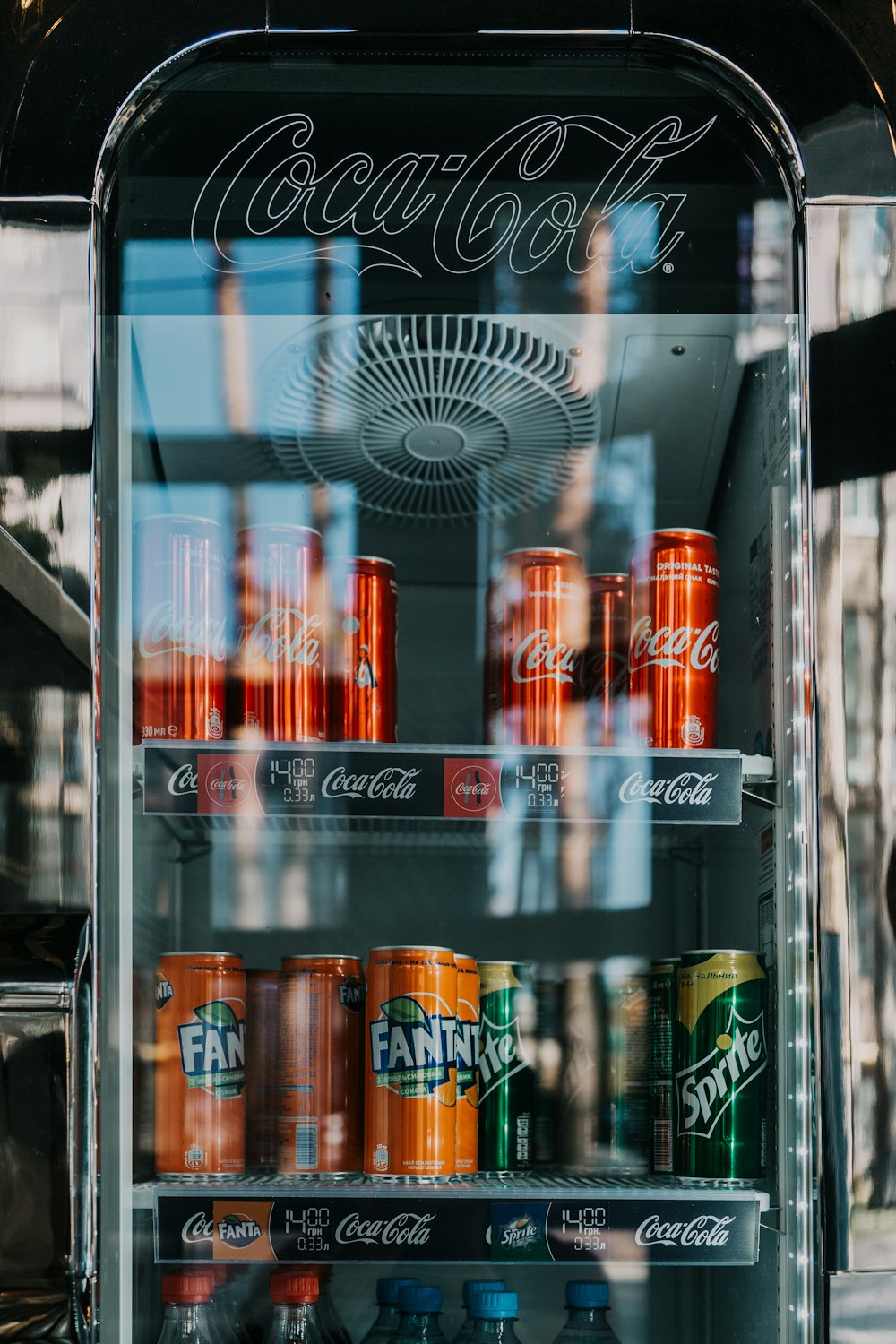 latas de bebidas na máquina de venda automática