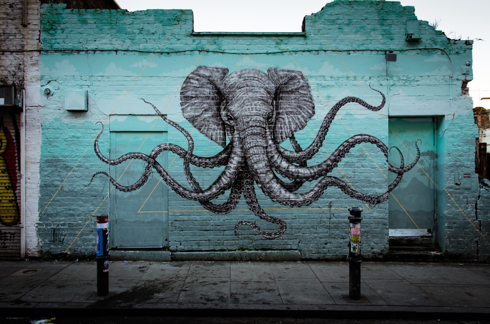 foto de foco raso da arte da parede do elefante cinza