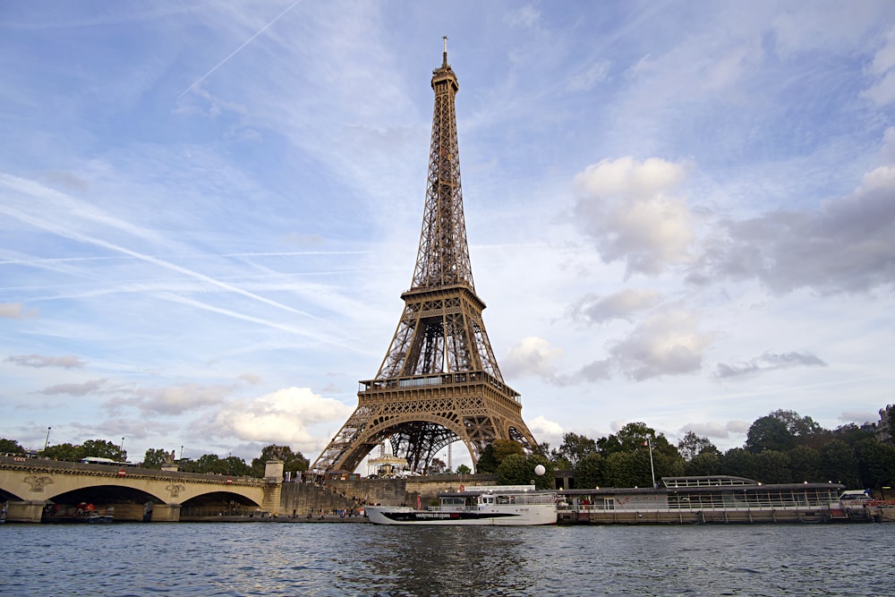 grey Eiffel Tower during daytime