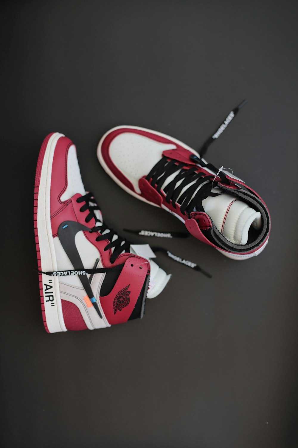 Paar rot-weiß-schwarze Nike Air Jordan Sportschuhe