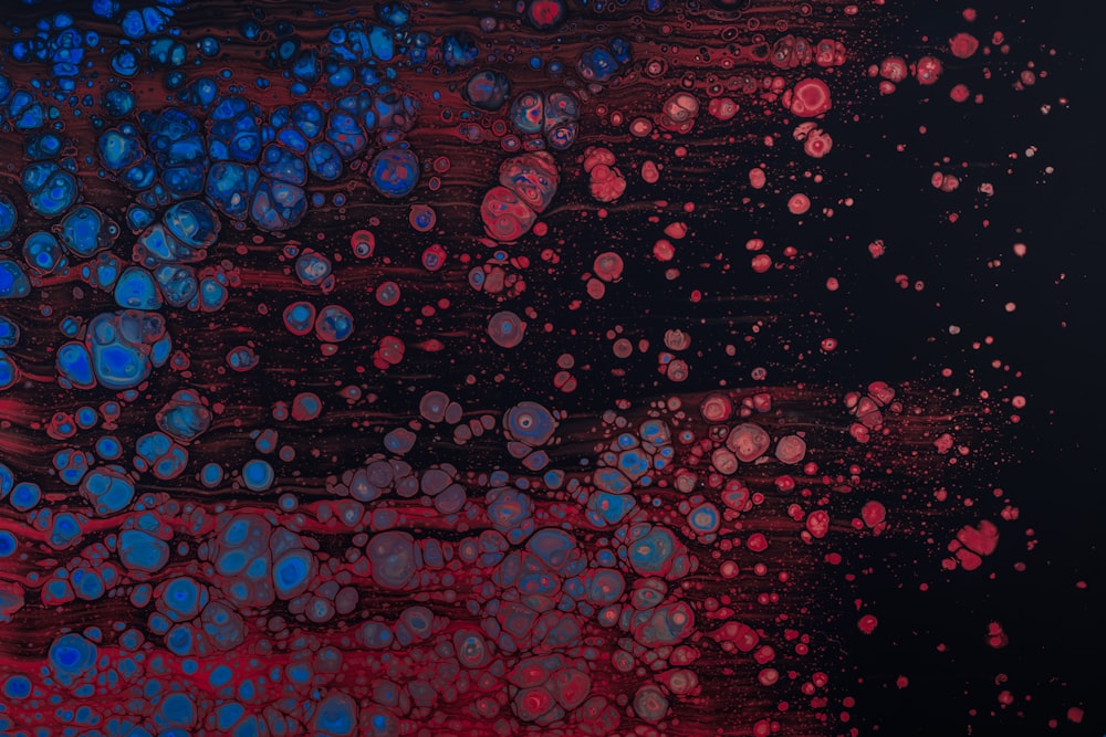 peinture abstraite rouge, noir et bleu