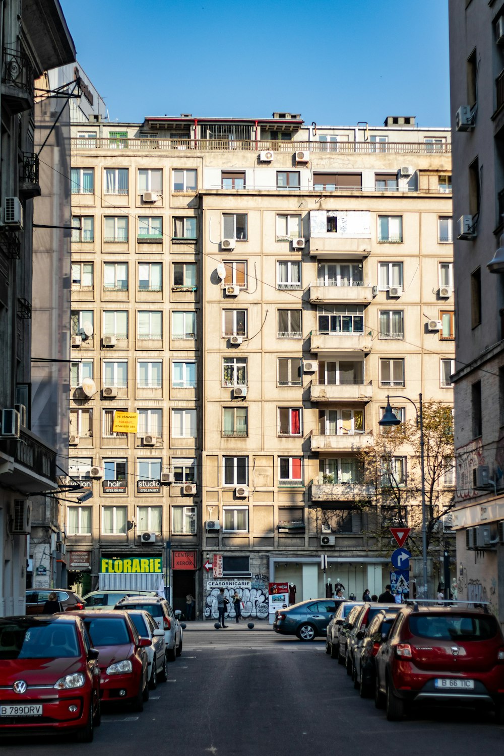 Véhicules à proximité de l’immeuble