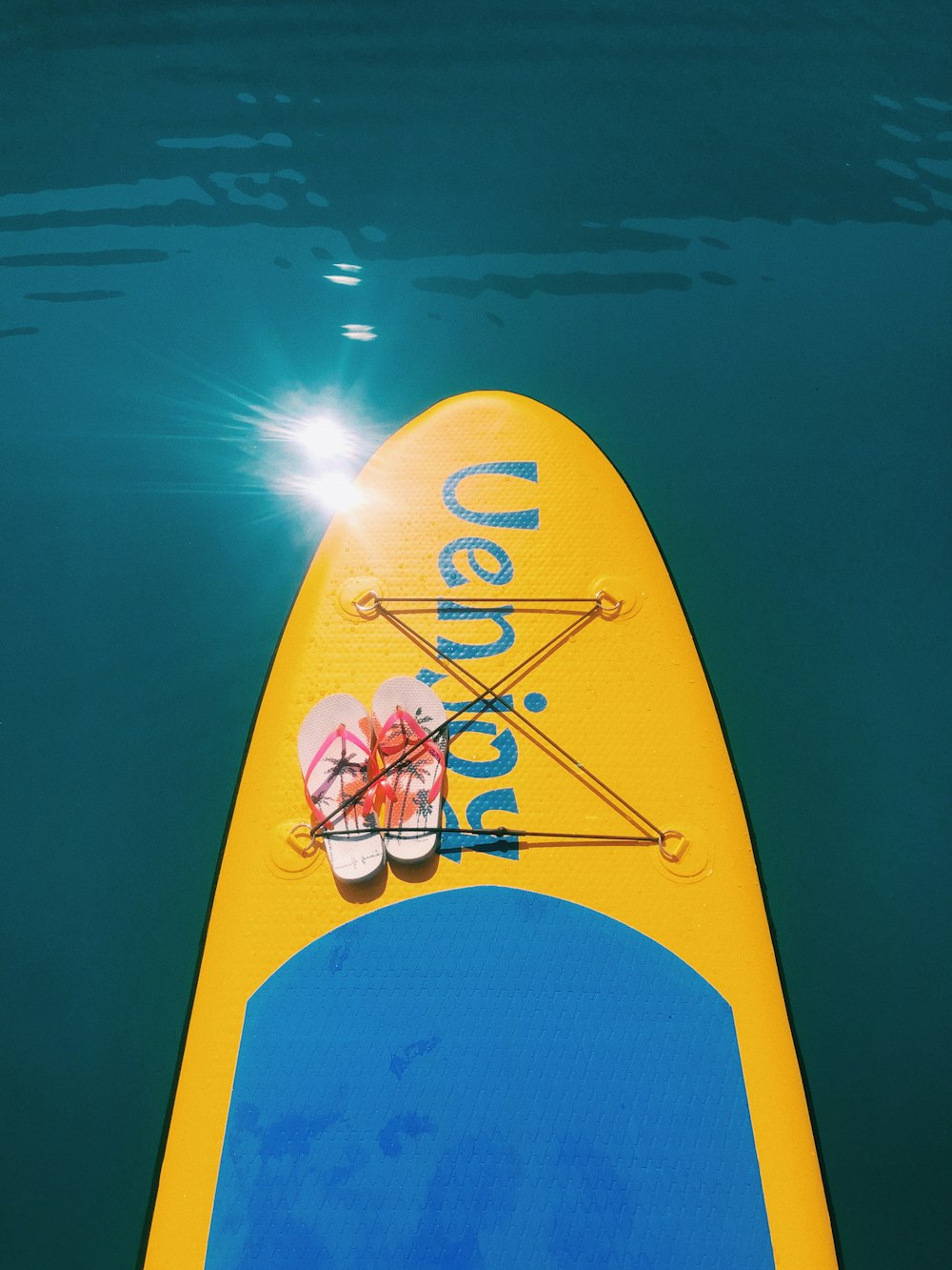 水域の黄色いサーフボード