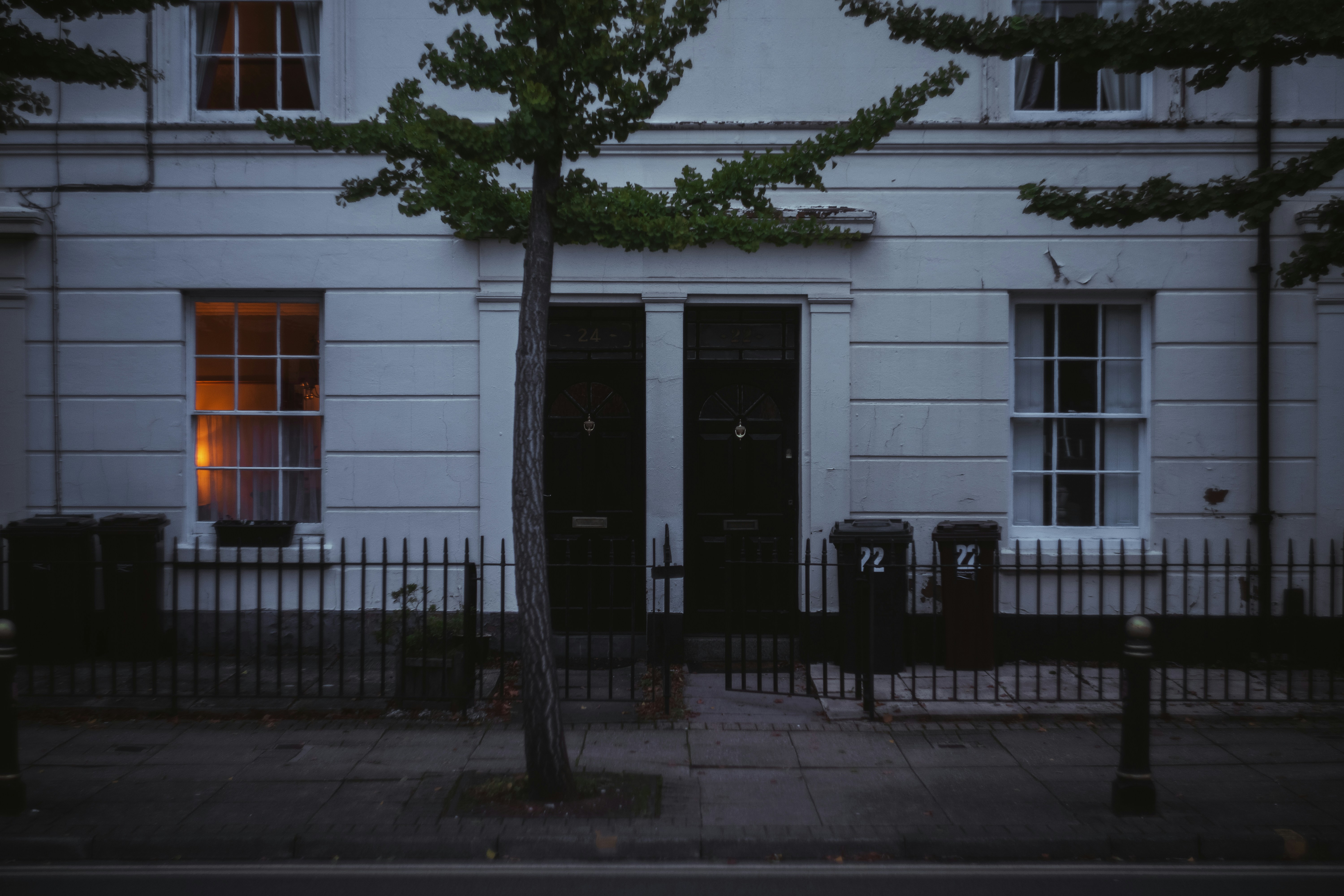 a comfortable home setting in a Westminster-style neighborhood with a discreet medical professional administering an IV. - hangover iv therapy westminster