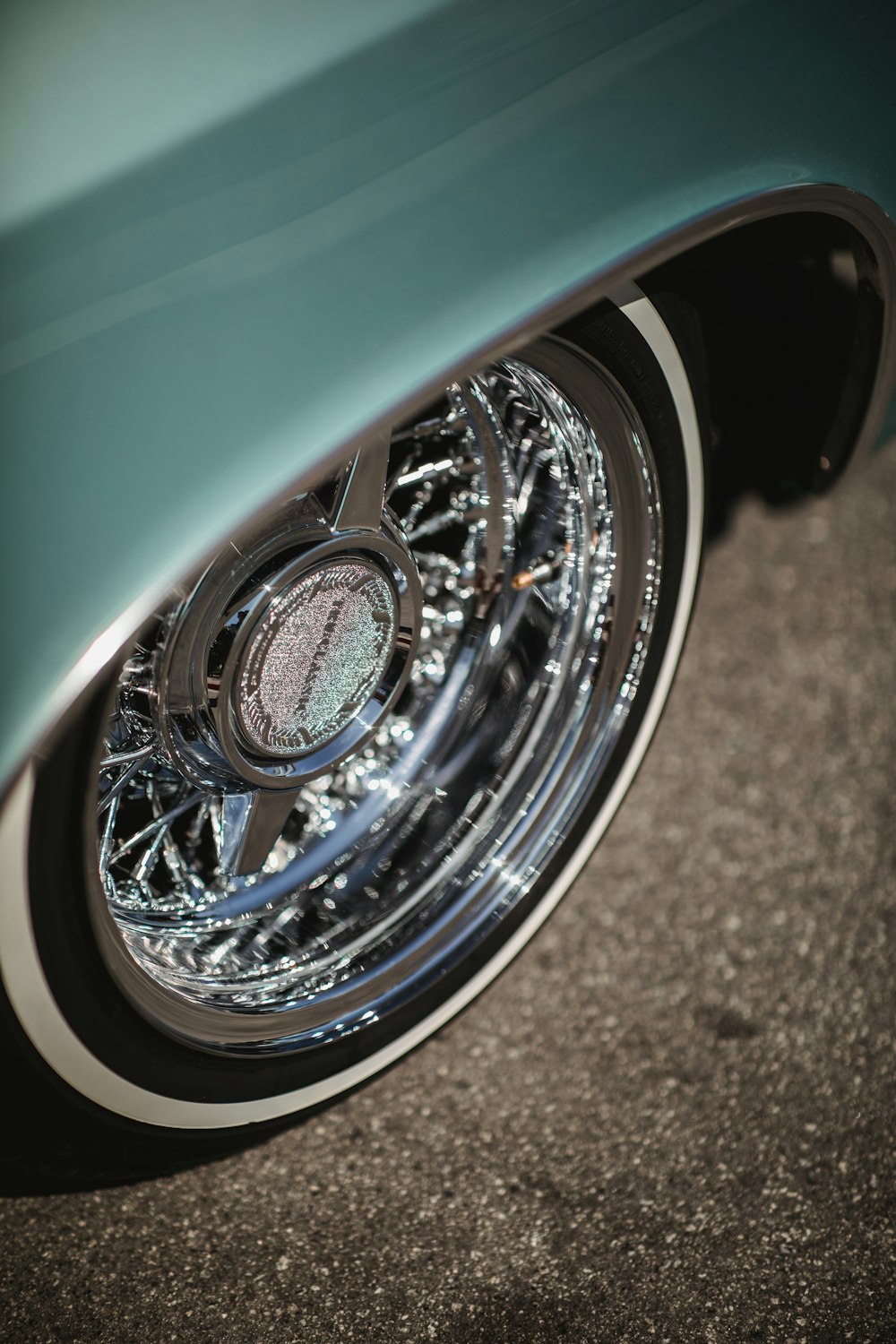 chrome-colored vehicle wheel