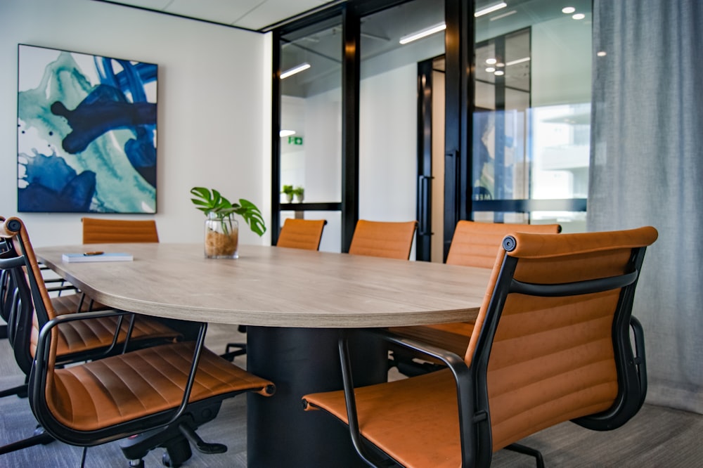 mesa de escritório e cadeiras de madeira marrom de 9 peças