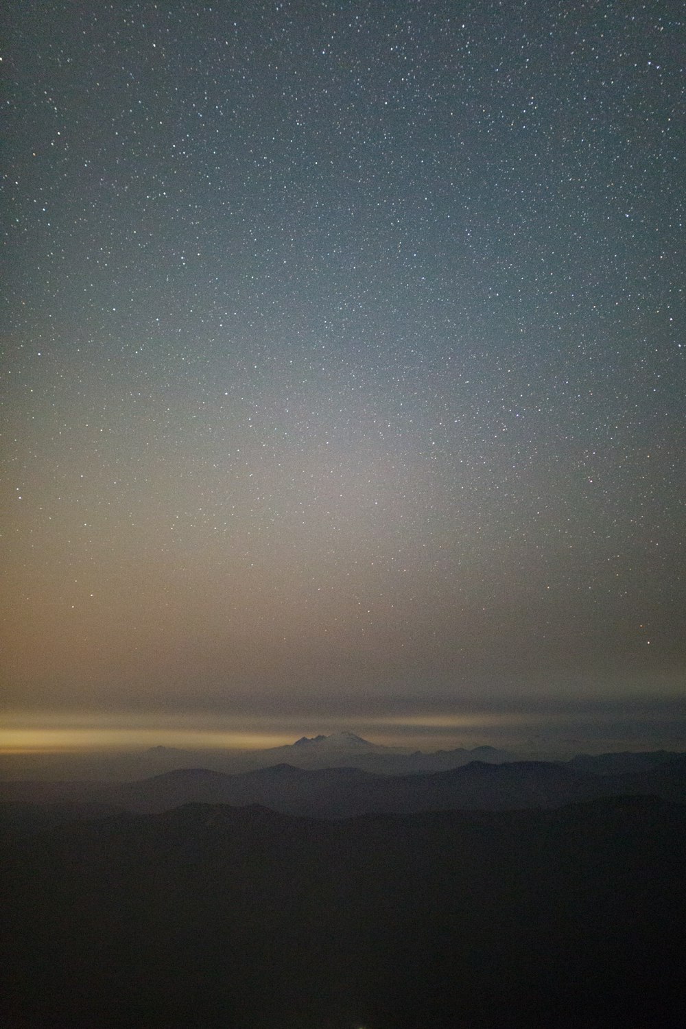 青空の下のビーチライン