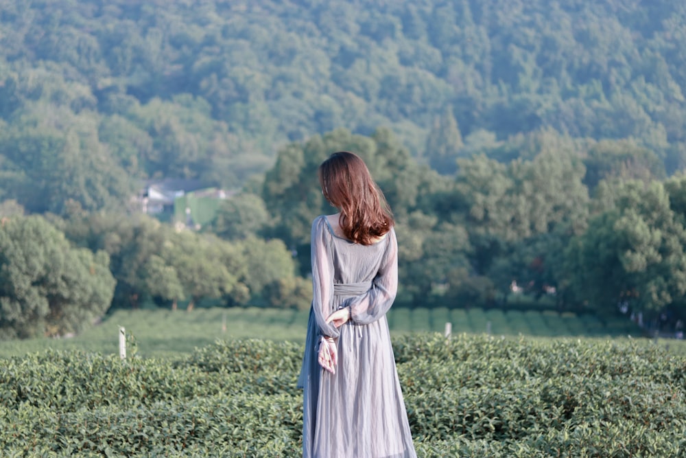mulher vestindo maxi vestido cinza de manga comprida