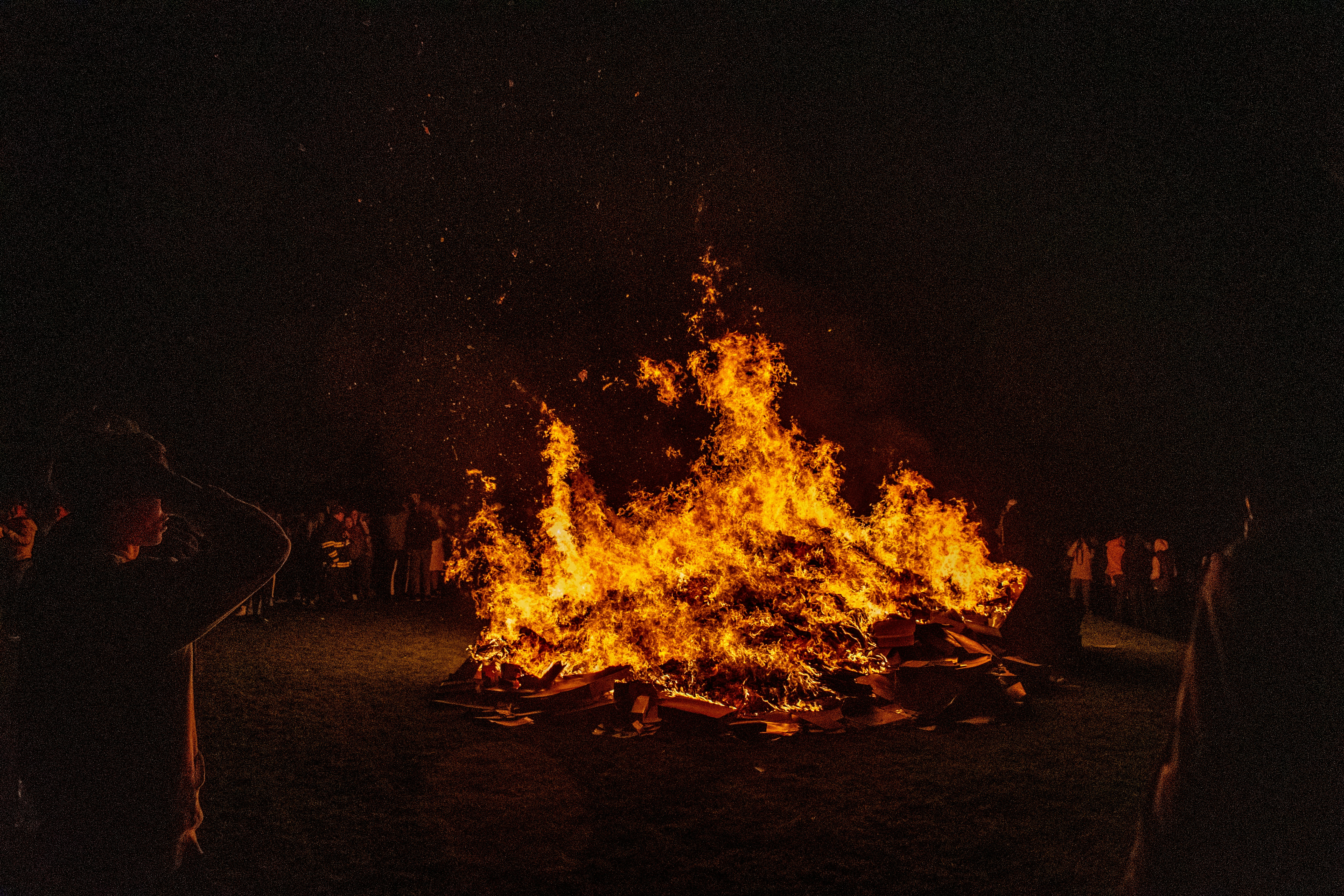 fuego de hoguera llamas cielo nocturno celebración al aire libre