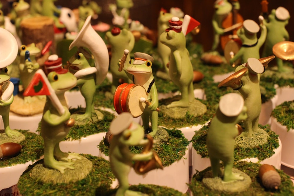 green frog figurine lot