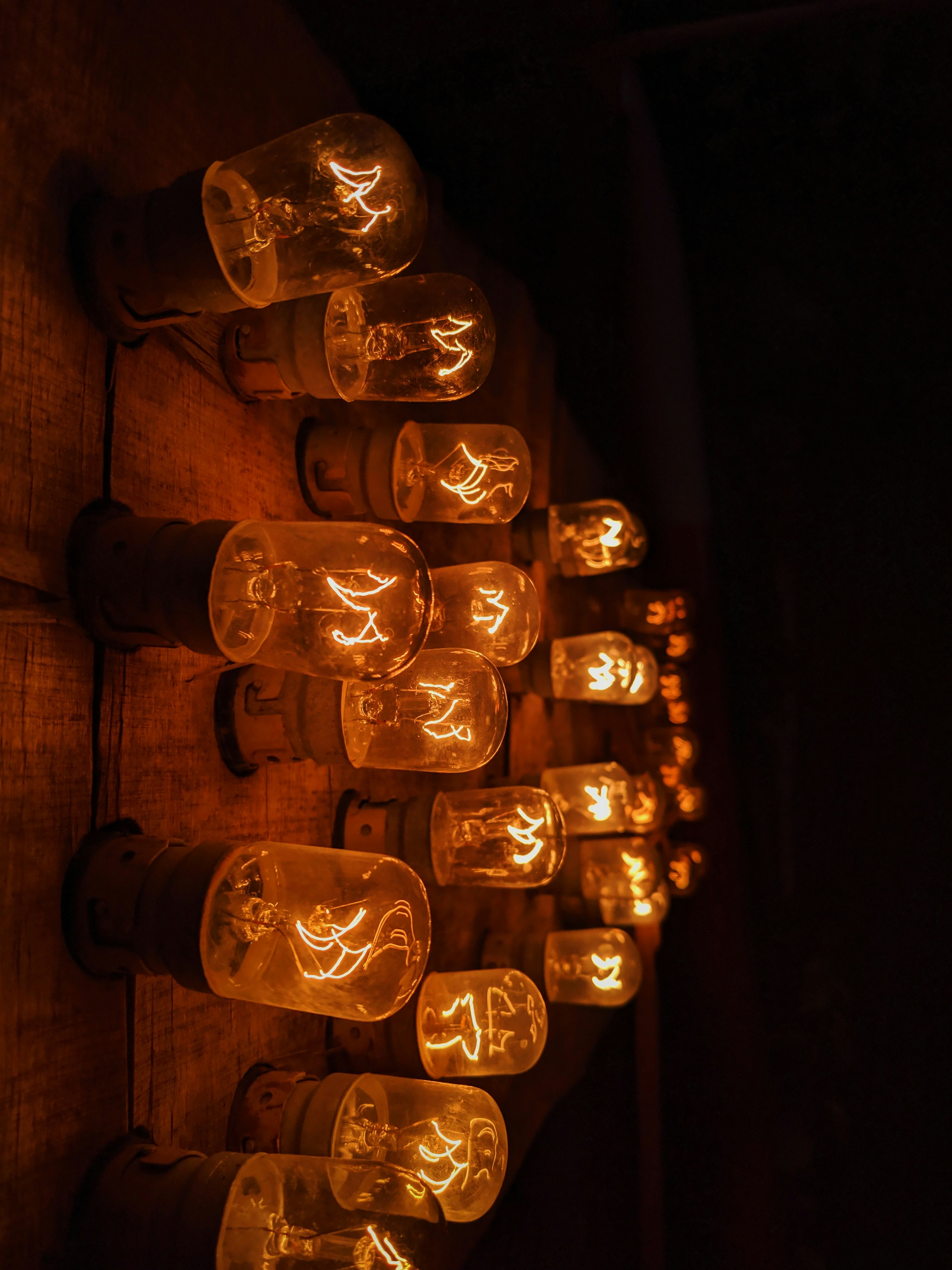 Lanterns candles rustic decor, ilustrasi artikel Beyond Blooms: Stunning Non-Floral Wedding Centerpiece Ideas 4