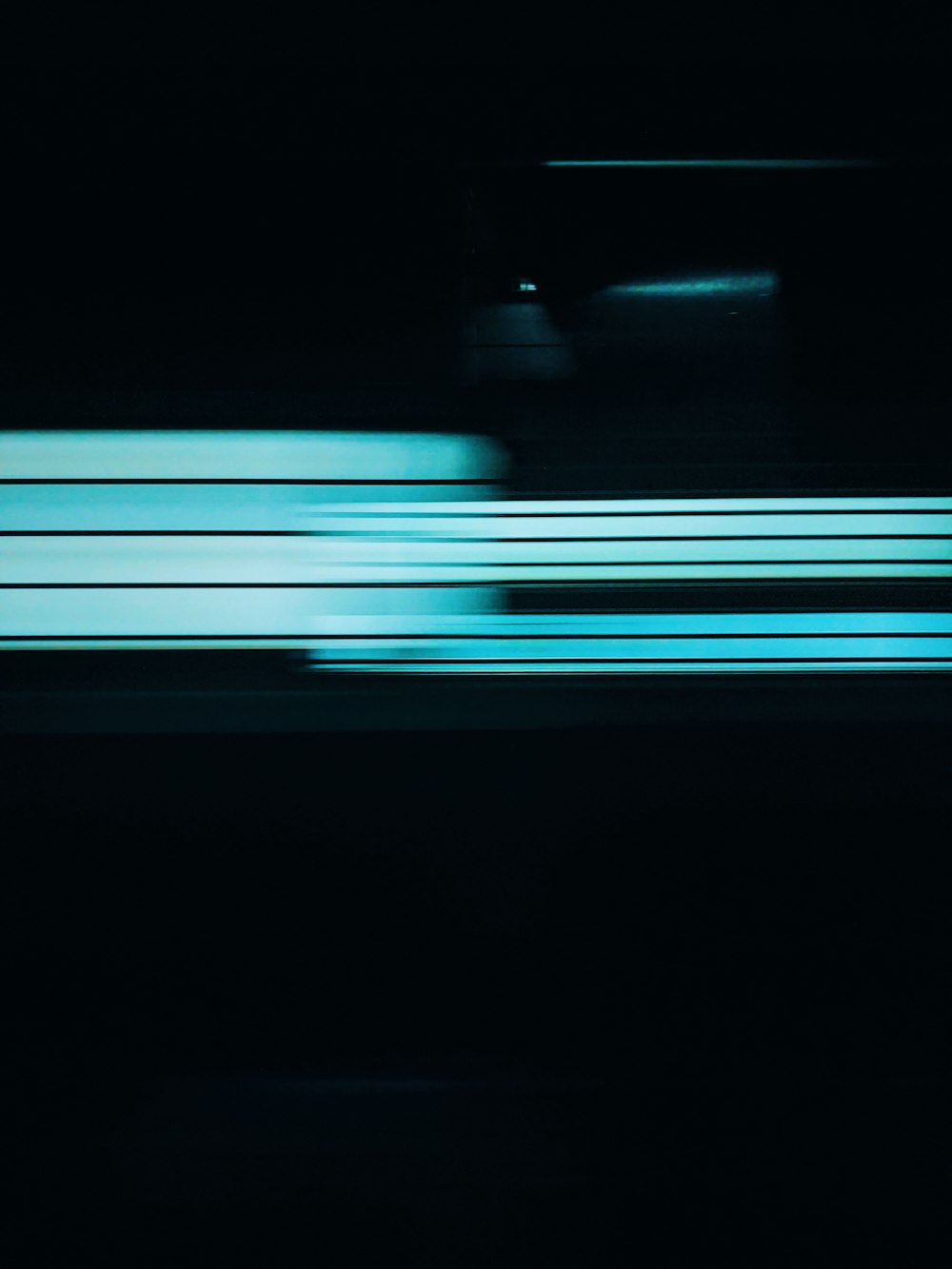 Una foto sfocata di una panchina al buio