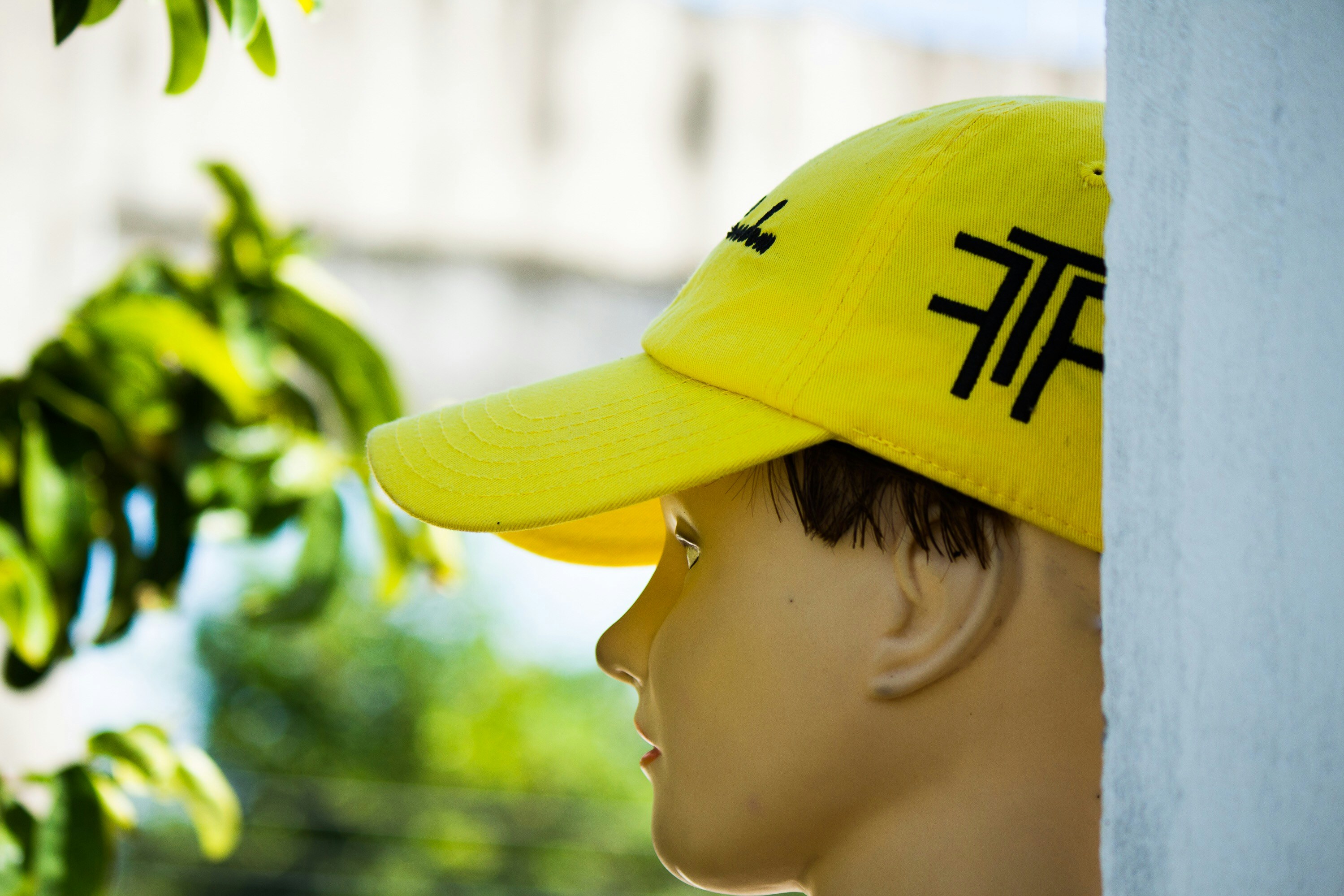 Manequim usando boné amarelo durante o dia