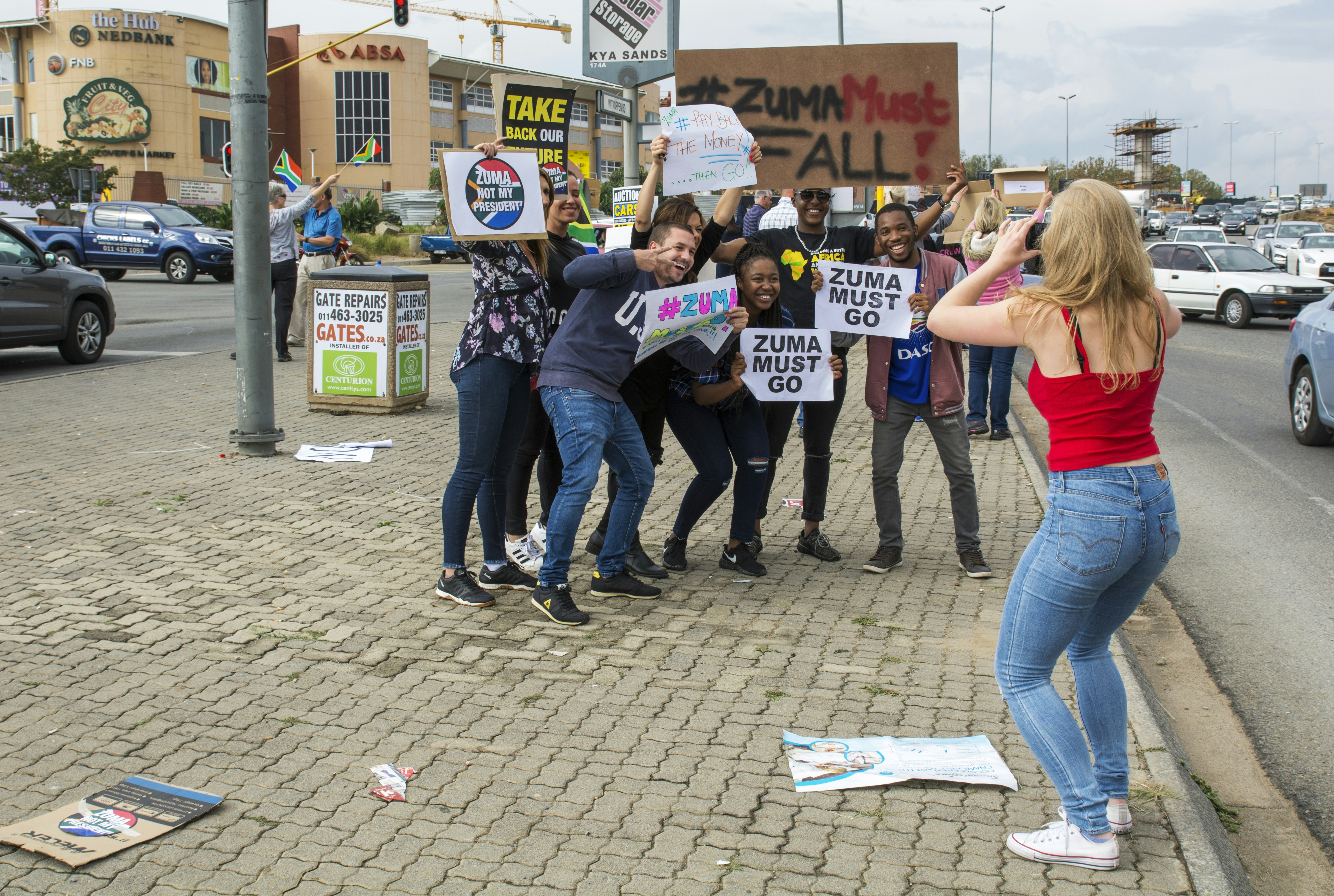 mujer tomando foto de la gente durante el día