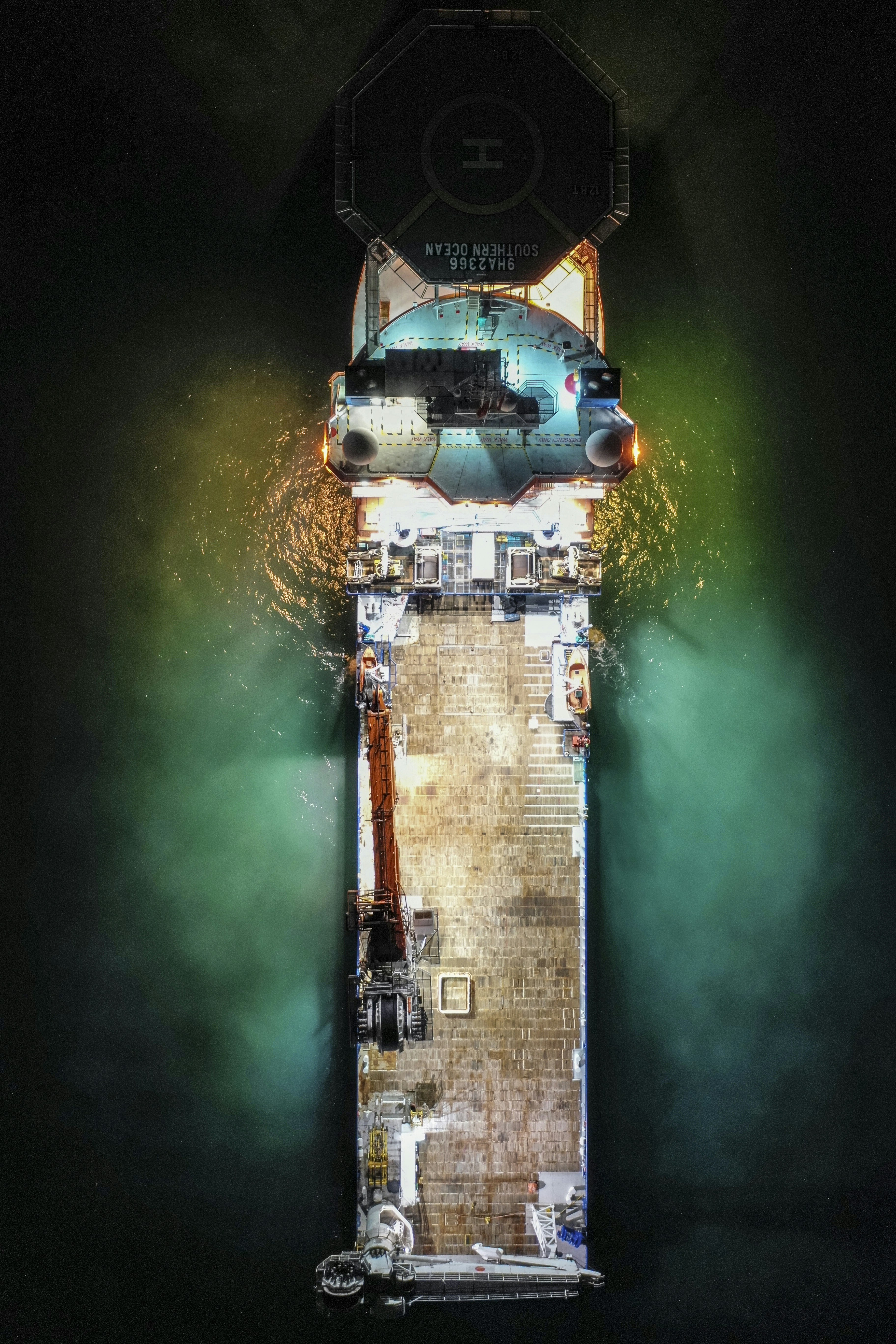 barco flotando en el cuerpo de agua durante la noche