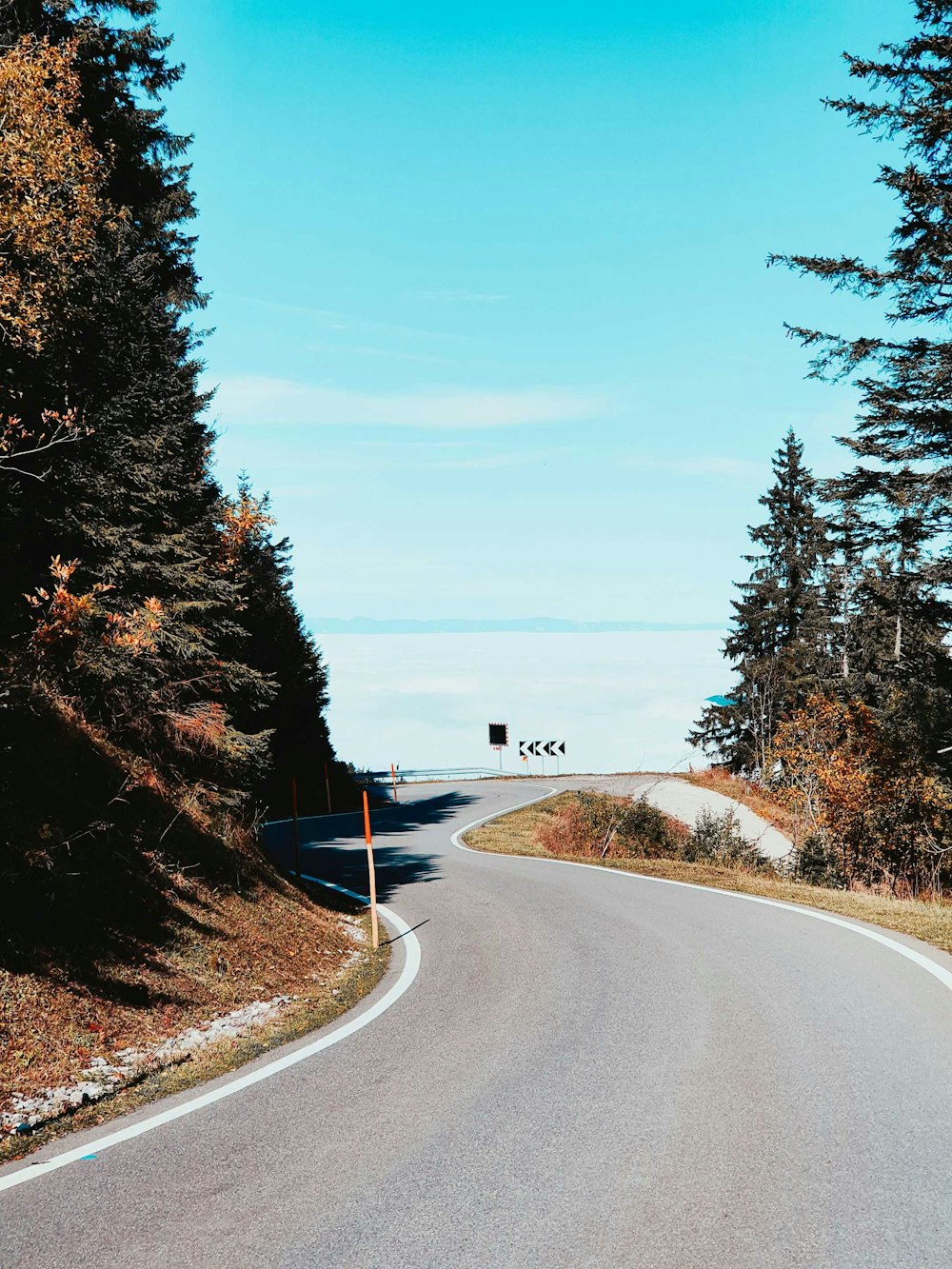 昼間の灰色のコンクリート道路