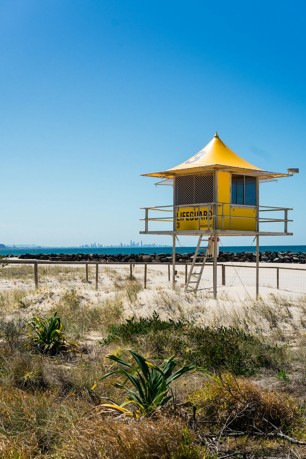 Casa de guardia marrón en la orilla del mar