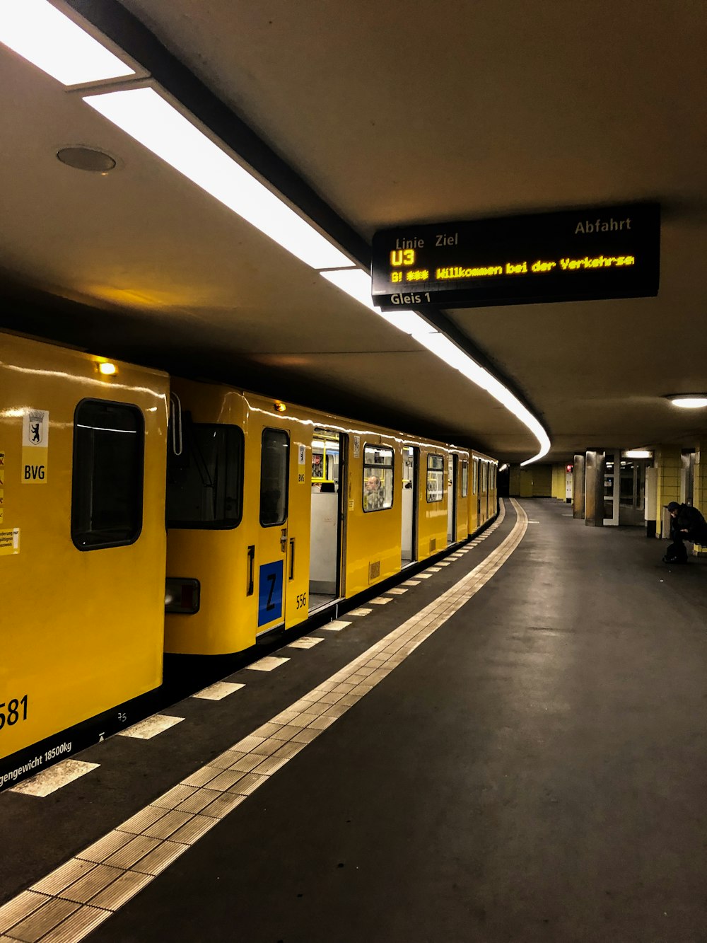 Train jaune en gare