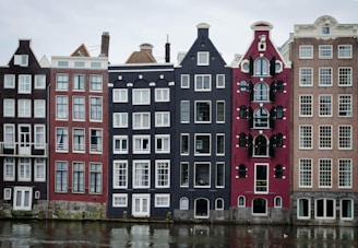 bâtiments multicolores près des canaux Prinsengracht d'Amsterdam