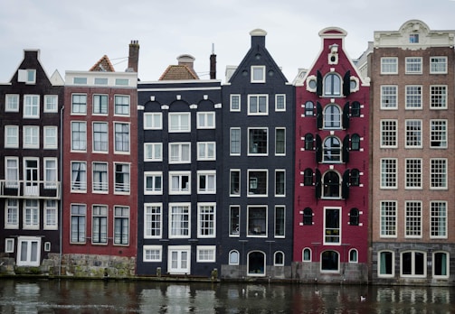 bâtiments multicolores près des canaux Prinsengracht d'Amsterdam